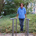 nutzt den playfit Barren K05005 im Outdoor-Fitnesspark