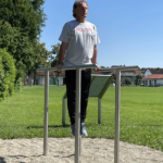 beim Stützübung (Dips) am playfit Barren K05005 im Freien