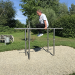 zeigt eine Übung am playfit Barren K05005