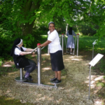 utilizza il playfit Allenatore dorsale K05011 in un parco fitness all'aperto