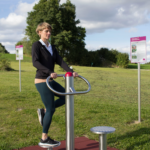 attrezzo fitness outdoor playfit Allenatore dorsale K05011 – allenatore dorsale con sedile girevole