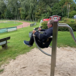 nutzt den playfit Beinheber-Liegestütz-Kombitrainer K05013 im Outdoor-Fitnesspark