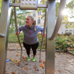 Nahansicht des playfit Beinheber-Liegestütz-Kombitrainer K05013 im Einsatz