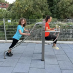Detailansicht des playfit Beinheber-Liegestütz-Kombitrainer K05013 aus Edelstahl