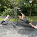 Outdoor-Fitnessgerät playfit Armzug-Liegestütz-Trainer K05014 – Kombitrainer für Armzug und Liegestütz