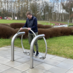 nutzt den playfit Slalomtrainer K05018 im Outdoor-Fitnesspark