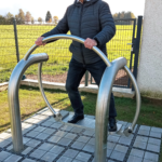 zeigt eine Übung am playfit Slalomtrainer K05018