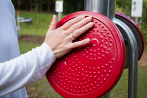 utilise le playfit Appareil de massage mains, bras, jambes K05023 dans un parc de fitness en plein air