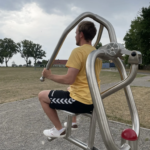 playfit Entraîneur haut du corps - Tirage K05028 – vue latérale dans un parc fitness près d'un club sportif