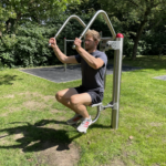 beim Brustpresse im Sitzen am playfit Oberkörpertrainer - Pressen K05029 im Freien