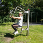 zeigt eine Übung am playfit Oberkörpertrainer - Pressen K05029