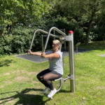 Outdoor-Fitnessgerät playfit Oberkörpertrainer - Pressen K05029 – Oberkörpertrainer Pressen mit Sitz und Druckbügel