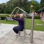 Nahansicht des playfit Oberkörpertrainer - Pressen K05029 im Einsatz