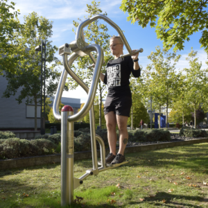 vue rapprochée du playfit Barre de traction K05030 en utilisation