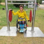 trainiert am playfit Rollstuhltrainer K05036 im barrierefreier Weg im Park
