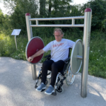 nutzt den playfit Rollstuhltrainer K05036 im Outdoor-Fitnesspark