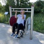 zeigt eine Übung am playfit Rollstuhltrainer K05036