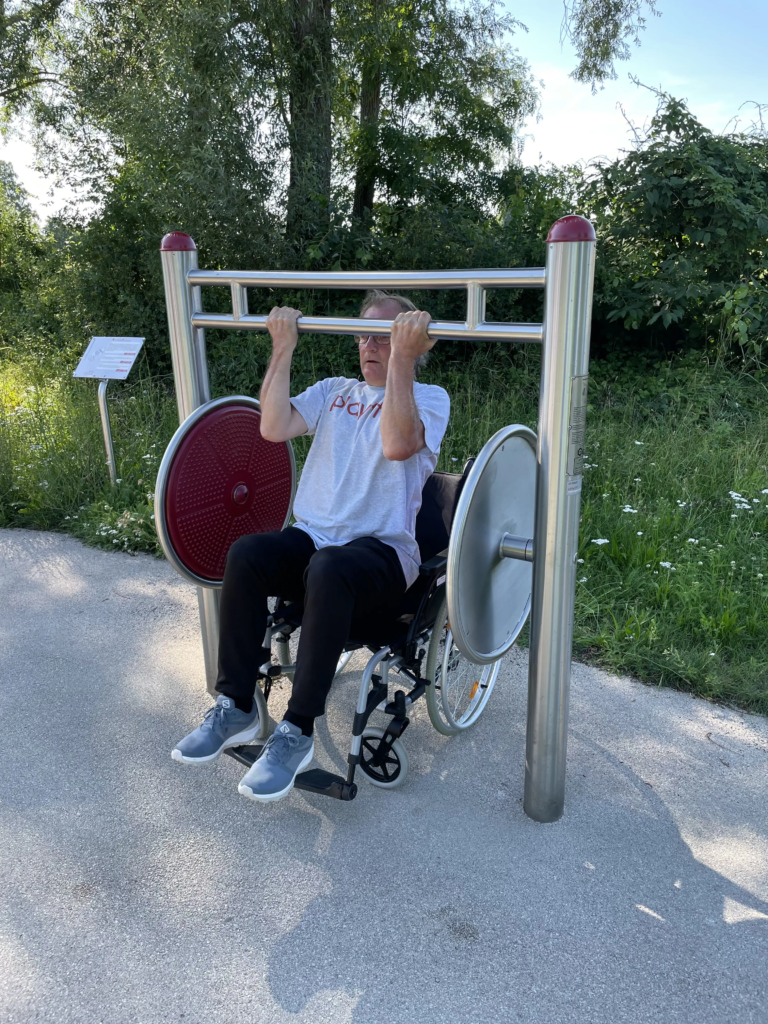 zeigt eine Übung am playfit Rollstuhltrainer K05036