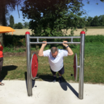 Outdoor-Fitnessgerät playfit Rollstuhltrainer K05036 – Rollstuhltrainer mit Drehrädern und Barren