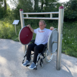 Nahansicht des playfit Rollstuhltrainer K05036 im Einsatz
