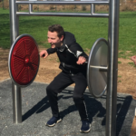 Detailansicht des playfit Rollstuhltrainer K05036 aus Edelstahl