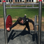 playfit Rollstuhltrainer K05036 – Seitenansicht im barrierefreier Weg im Park