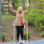 nutzt den playfit Gleichgewichtstrainer K05038 im Outdoor-Fitnesspark