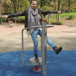 zeigt eine Übung am playfit Gleichgewichtstrainer K05038