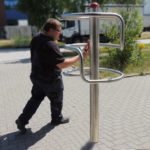 trainiert am playfit Geschicklichkeitsturm K05039 im Pflasterfläche