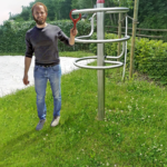 nutzt den playfit Geschicklichkeitsturm K05039 im Outdoor-Fitnesspark