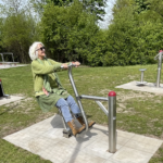 balancement assis sur le playfit Rider K05040 en extérieur