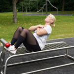 nutzt den playfit Bauchtrainer K05041 im Outdoor-Fitnesspark