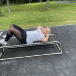 beim Sit-ups auf der Bank am playfit Bauchtrainer K05041 im Freien