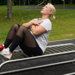 zeigt eine Übung am playfit Bauchtrainer K05041