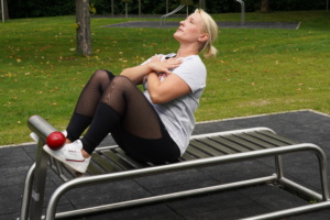 shows an exercise on the playfit Abdominal Trainer K05041