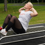 playfit Bauchtrainer K05041 – Seitenansicht im Outdoor-Fitnesspark mit Fallschutzplatten