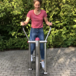 s'entraîne sur le playfit Entraîneur complet K05042 dans un parc public avec pelouse
