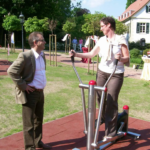 entraînement complet debout sur le playfit Entraîneur complet K05042 en extérieur